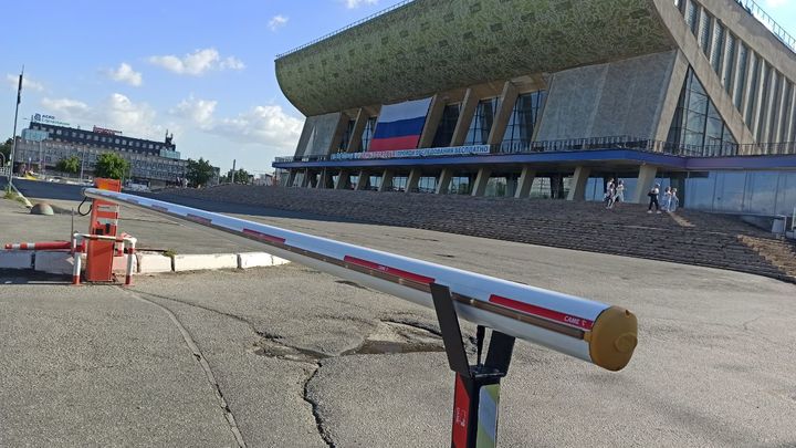 В Челябинске автомобилистам запретили въезд на крупную парковку возле набережной