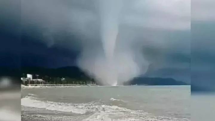 Смерчи ожидаются над Чёрным морем у берегов Сочи