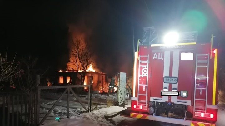 В Свердловской области в новогоднюю ночь сгорел автомобиль