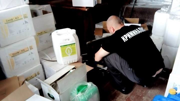 В Суздальском районе три местных жителя украли более 150 канистр гербицидов на 4 миллиона рублей