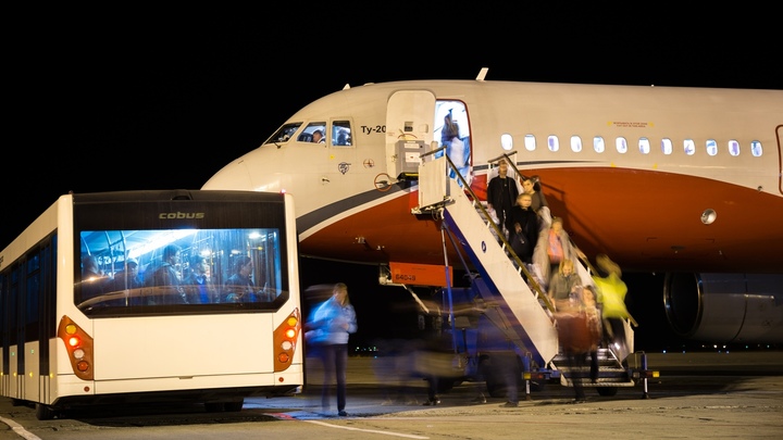 В Челябинске мужчина в платье устроил дебош при посадке в самолет