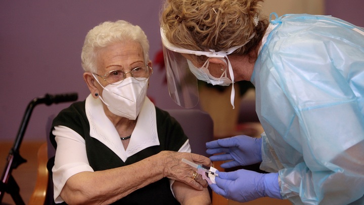Собянин дал старт вакцинации новой категории москвичей. Теперь медики ждут пожилых