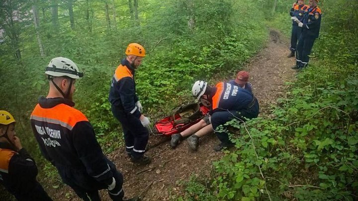 В Сочи спасатели эвакуировали туриста, который сломал ногу  в районе Орлиных скал