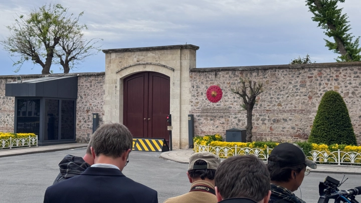 Украинская делегация демонстративно переоделась в камуфляж перед переговорами с русскими