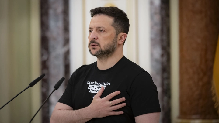 Дед защищал, Вова - продал. Вскрыты уникальные документы о семье Зеленского