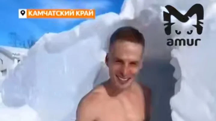 Видео: Жители Камчатки пробираются к спортзалу сквозь десятиметровый сугроб