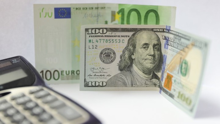 Русским посоветовали не продавать доллары. Экономист объяснил причину