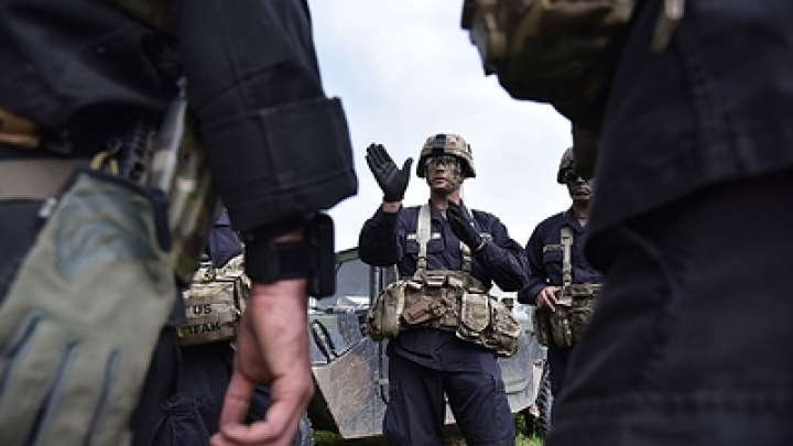 Внезапно заговорил по-русски: В Эстонии военный удивил во время учений, попав в экстремальную ситуацию