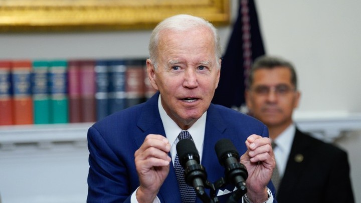 Новая речь Джо Байдена: Я выгляжу как дурачок в этом шлеме