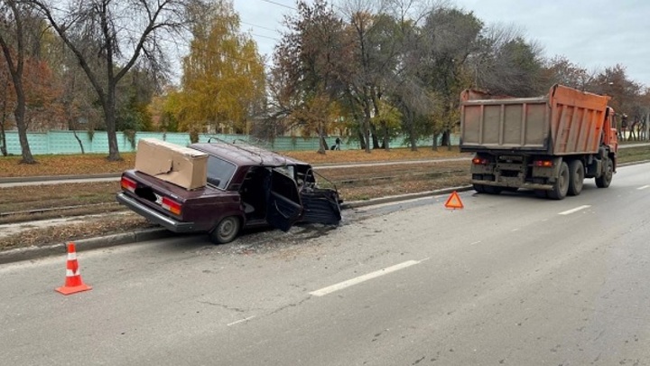 В Самаре в результате столкновения грузовика и легковушки в больницу доставлены три человека