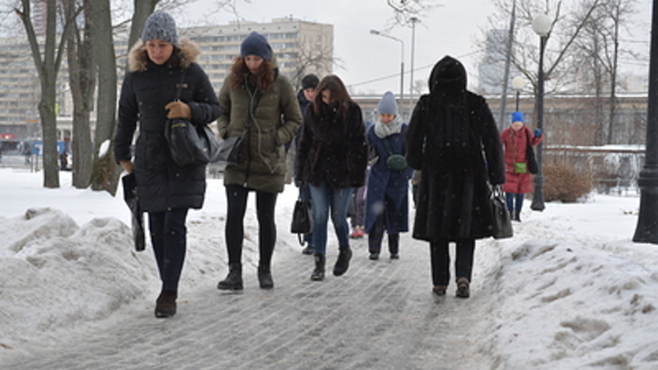 В Кургане прорвало трубу и улица Пичугина превратилась в каток