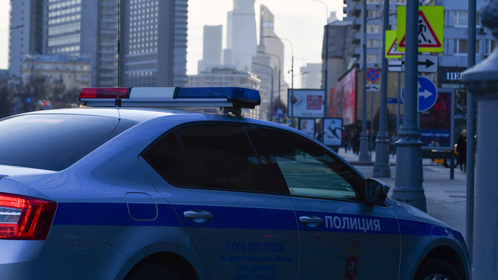 Ударили головой об стол, наступили коленом: В Москве задержали журналистку