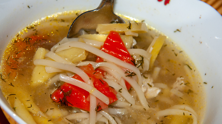 Педиатр рассказал, как приготовить полезный мясной бульон детям