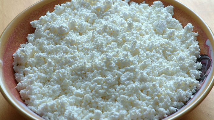 Одна ошибка разрушит всю пользу от творога: Чем мы портим продукт, объяснила врач