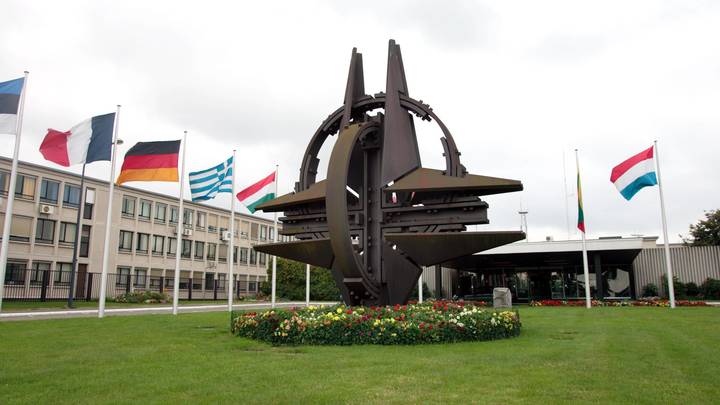 Замгенсека НАТО: Россия пристально следит за нами