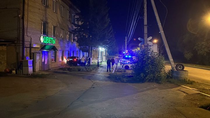 В Екатеринбурге водитель не справился с управлением, налетел на дерево и покалечил пассажиров