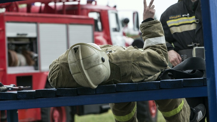 Один погиб, трое пострадали: Спасатели эвакуируют жильцов после взрыва в Ярославле
