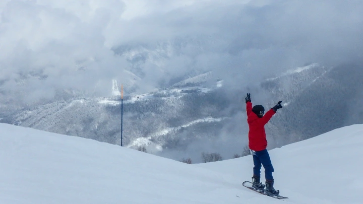 Тренировал селебрити и попал под лавину: Пропавший лыжник в горах Сочи оказался звёздным инструктором