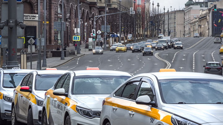 Избили и вышвырнули из такси: Москвичка поплатилась за несработавшее новшество Собянина