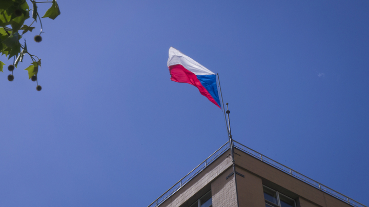 Власти Чехии объявили двух российских дипломатов персонами нон грата