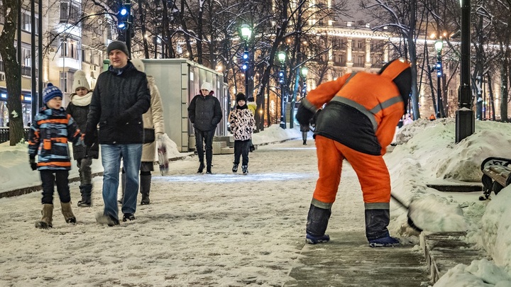 В Павлодаре трёхлетнему мальчику аким подарил машину, увидев его ролик в соцсети