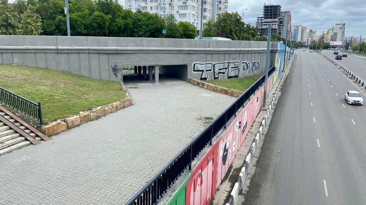 Мэрия требует найти вандалов, разрисовавших мост после ремонта