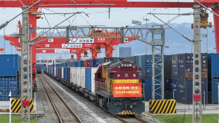 Испытательный поезд насмерть сбил 11 строителей в Китае