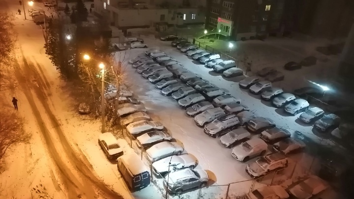 В Челябинске парковку для авто устроили на кладбище возле жилых домов