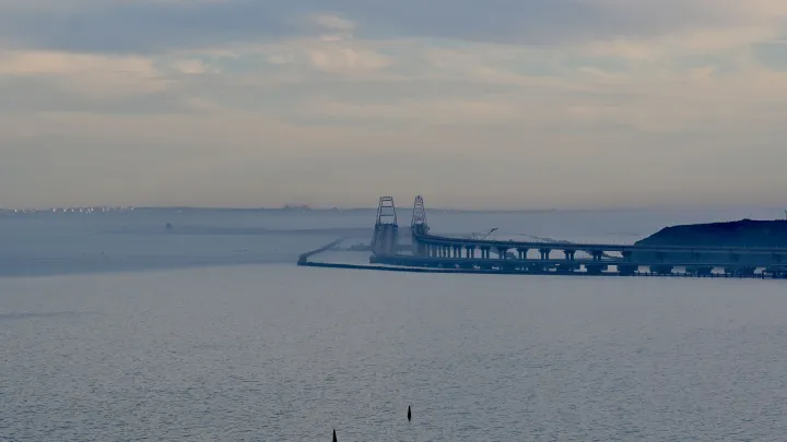 Минтранс обновил правила проезда по Крымскому мосту: электромобилям и гибридным запрет