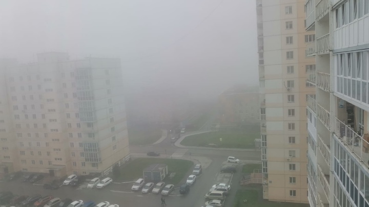 Жители Новосибирска поделились в соцсетях кадрами густого тумана над городом