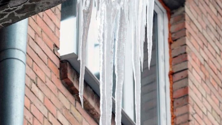 Будьте осторожны!: Жителей Краснодара предупредили об опасных сосульках и снеге на крышах