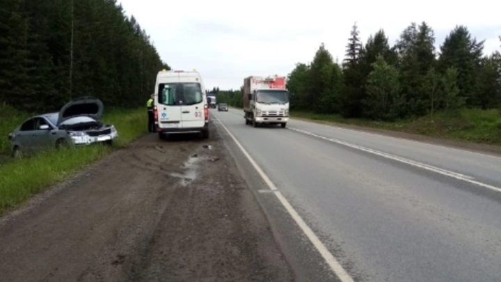 На трассе в Свердловской области грузовик подрезал легковушку и скрылся с места ДТП