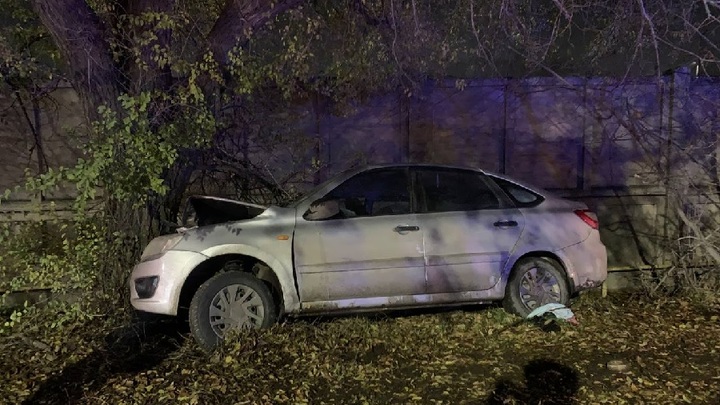 В Сызрани Лада на скорости съехала с дороги и врезалась в дерево. Четверо в больнице