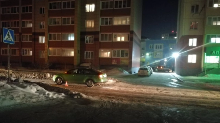 В Новосибирске девочка-подросток попала под машину на зебре