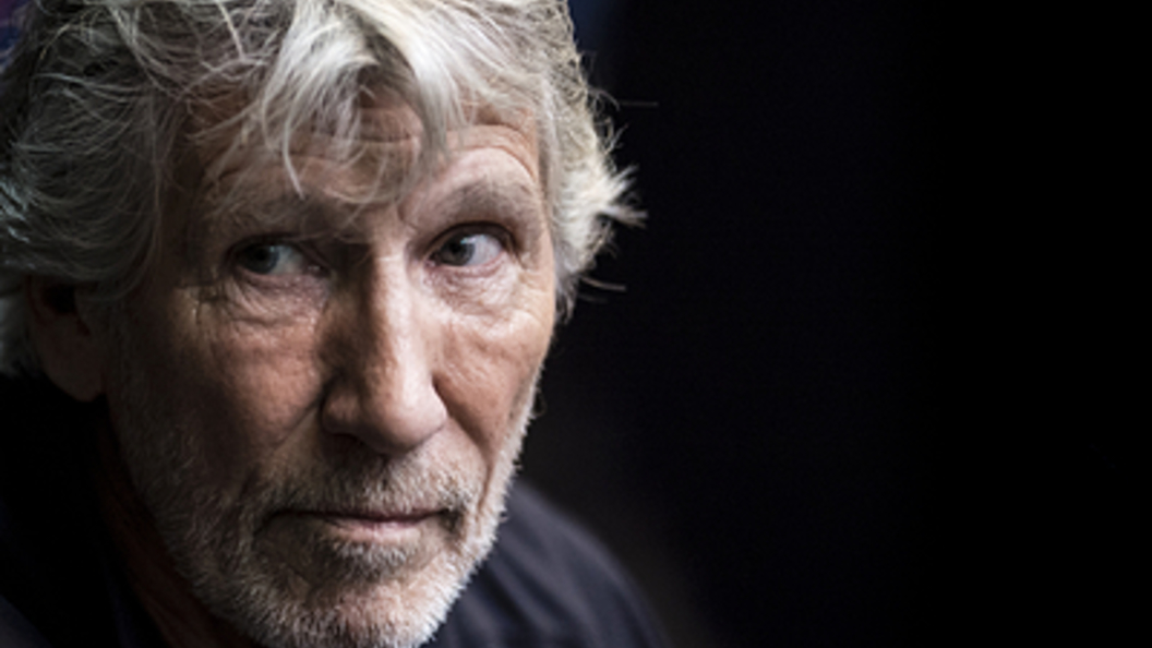 Лидер Pink Floyd сорвал аплодисменты, разоблачив со сцены «Белые каски» за «химатаку» в Сирии Лидер Pink Floyd сорвал аплодисменты, разоблачив со сцены «Белые каски» за «химатаку» в Сирии
