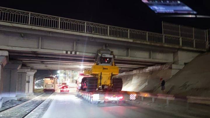 В Челябинске трал с бульдозером врезался в мост