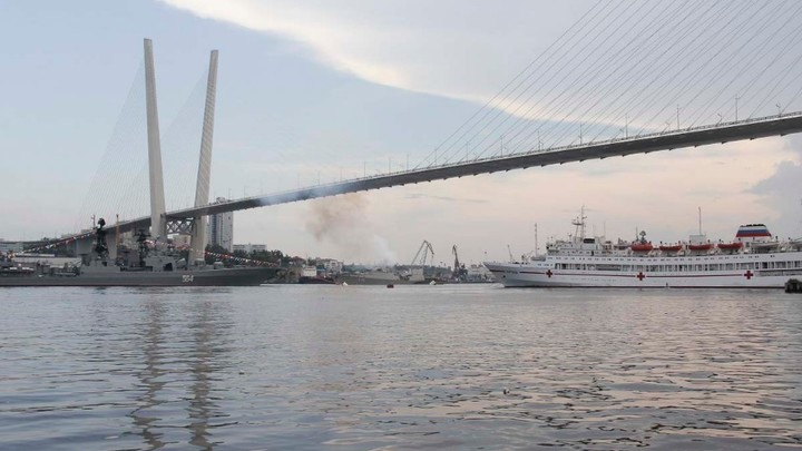 Осквернённые флаги: Полиция Владивостока объявила награду за поимку вандалов