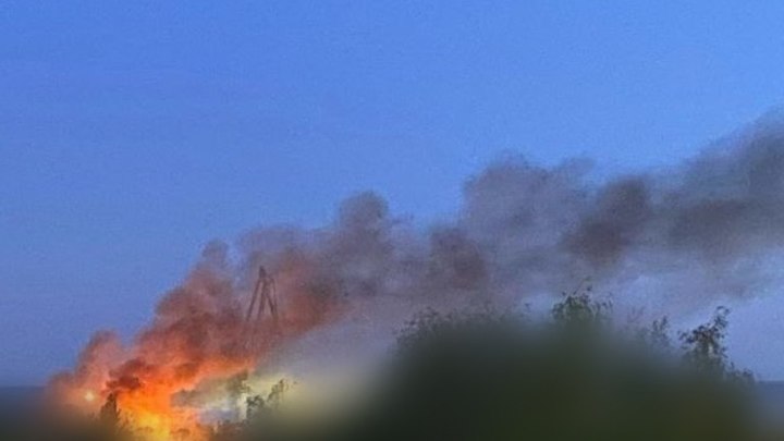 После серии взрывов в Ленинградской области начался пожар