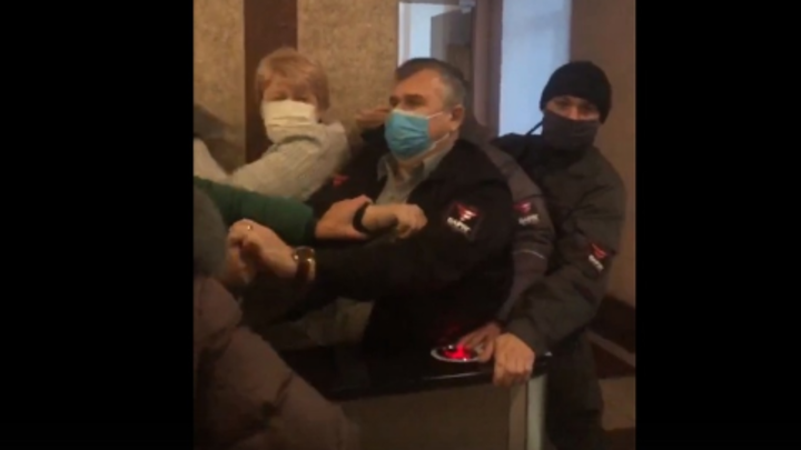 Драка в челябинском ЗСО попала на видео, противники QR-кодов устроили штурм
