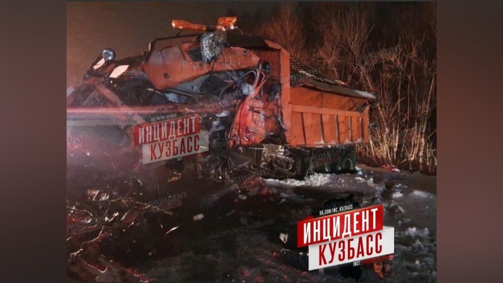 Оторвало лопату: снегоуборщик столкнулся с фурой в Кузбассе