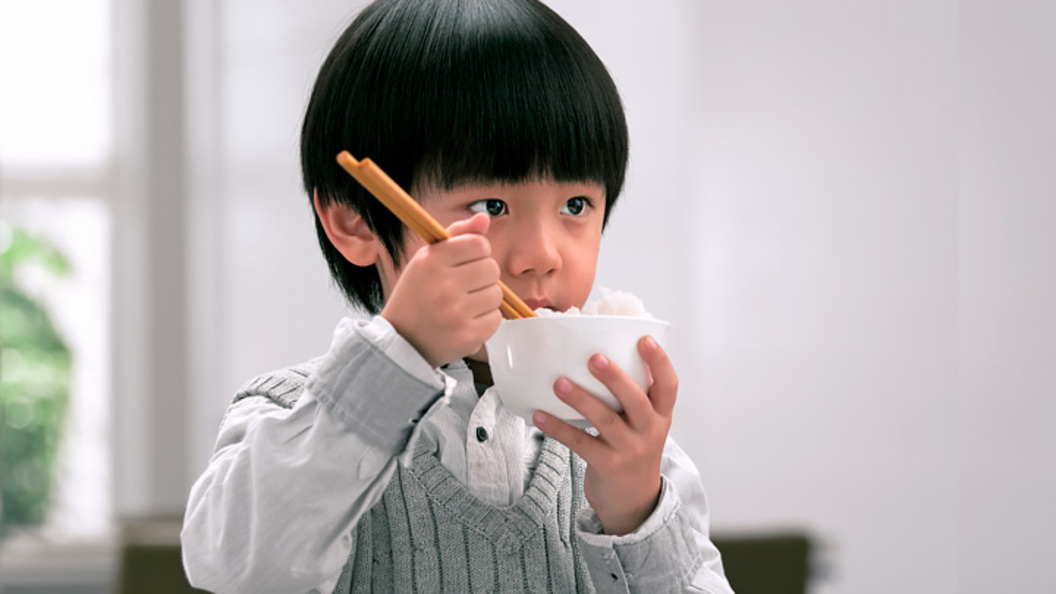 Решать китайскую. Chopsticks eating. Eat with Chopsticks. Chinese eat with Chopsticks. Chopsticks eating Chinese Kid.