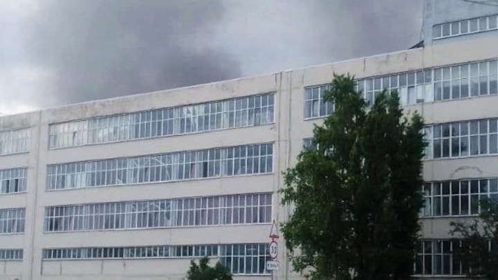 В Ростовской области загорелся завод Глория Джинс