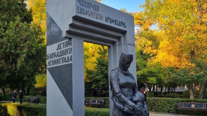 Армянин, осквернивший памятник детям блокадного Ленинграда, получил по заслугам