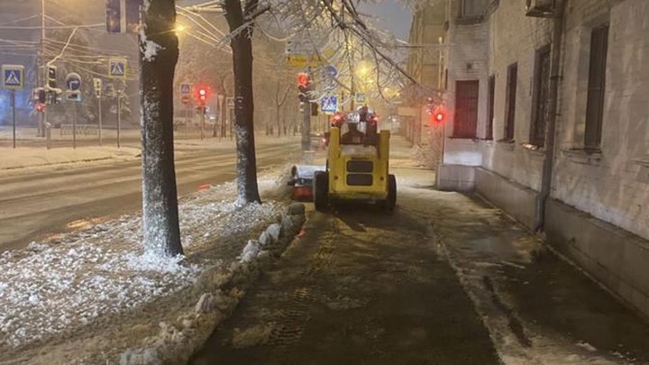 В Краснодаре около 600 человек очищают улицы от снега с поздней ночи