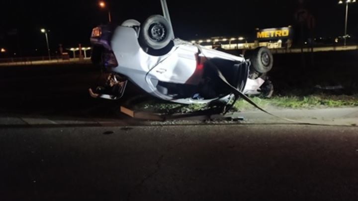 В Самаре Chevrolet наехала на бордюрный камень и опрокинулась