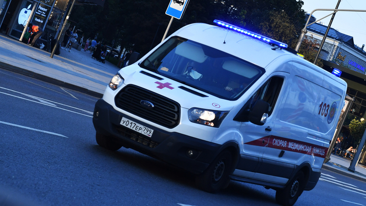 В Новосибирске на Красном проспекте перевернулась машина скорой помощи