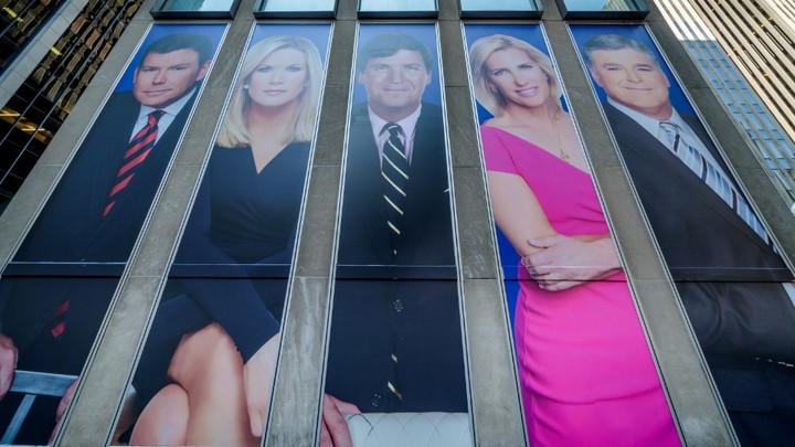 Такер Карлсон взбесил Fox News: Новое шоу объявили нарушением контракта