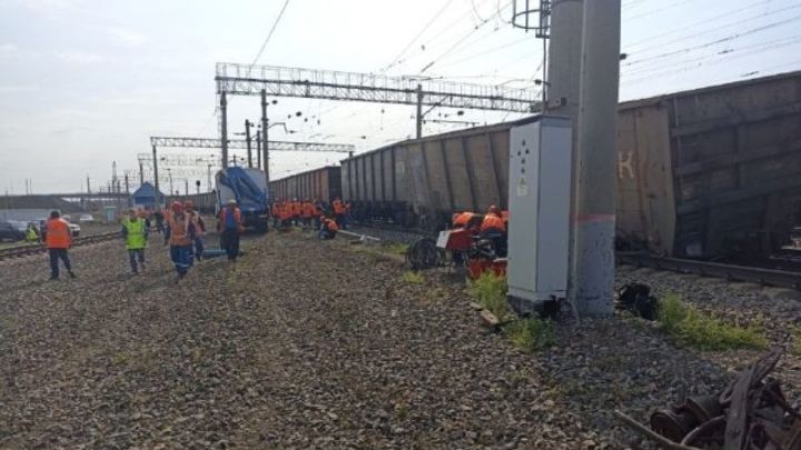 На станции в Барабинске Новосибирской области сошли с рельсов вагоны с углём