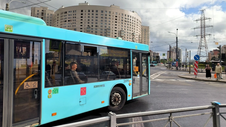 Это не шутки - избиение в маршрутке: стая питерских подростков налетела в автобусе на пожилую женщину