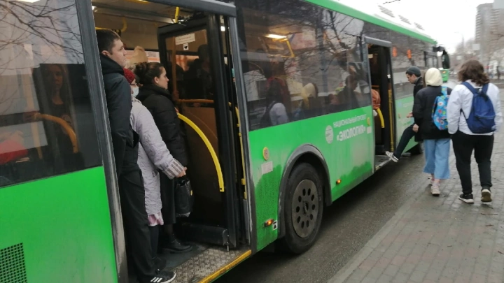 Догнал: автобус с пассажирами влетел в грузовик в Челябинске Догнал: автобус с пассажирами влетел в грузовик в Челябинске